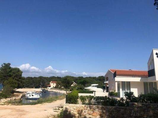 Seitenansicht zur Terrasse und Bucht 