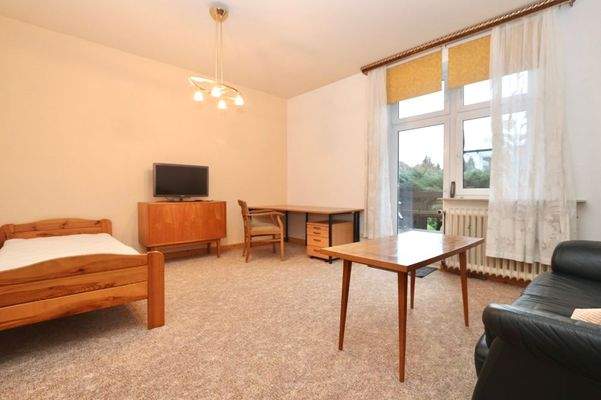 Wohnzimmer mit Balkonzugang 2