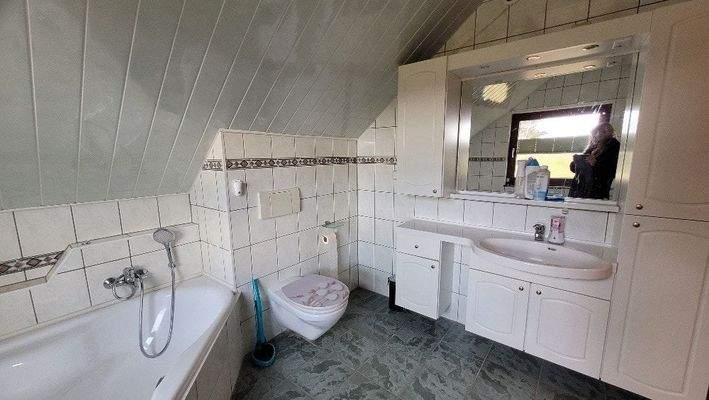 Bad mit Eckbadewanne im DG