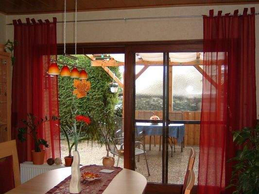 Esszimmer mit Gartenzugang
