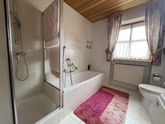 Badezimmer mit Badewanne