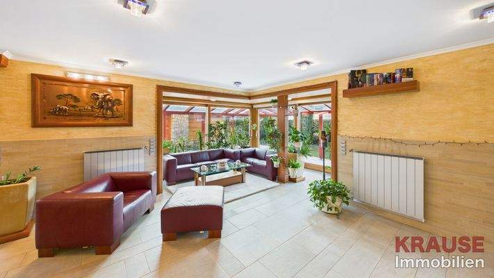 Wohnbereich mit Wintergarten zur Terrasse