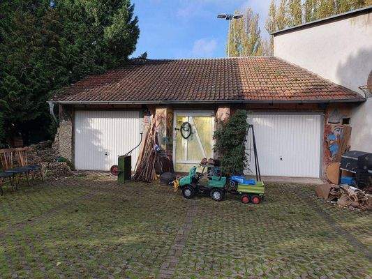 Ansicht Nebengebäude 2 mit 2 Garagen u. 1 Abstellr