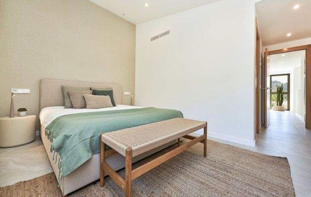 Geräumiges Schlafzimmer mit modernem Design und Tageslicht