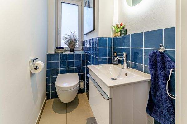 Gäste-WC mit Tageslichtfenster.