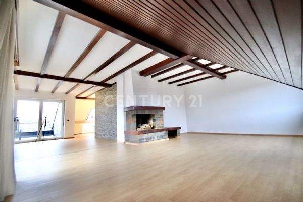 Großes offenes, lichtdurchflutetes Wohnzimmer 