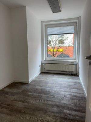 Büro klein (2).jpeg