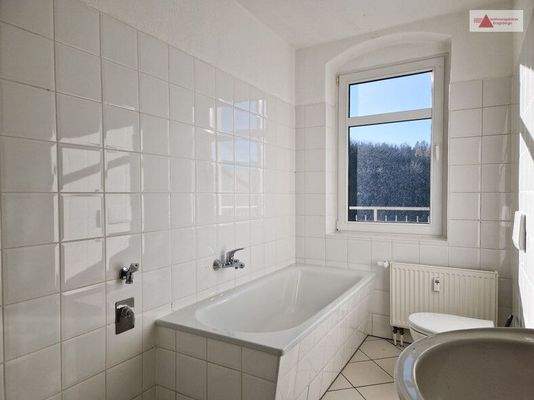 Tageslichtbad mit Wanne und WM-Anschluss