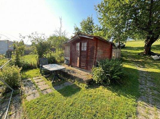 Gartenlaube mit Hühnerhäuschen und Freilaufgehege