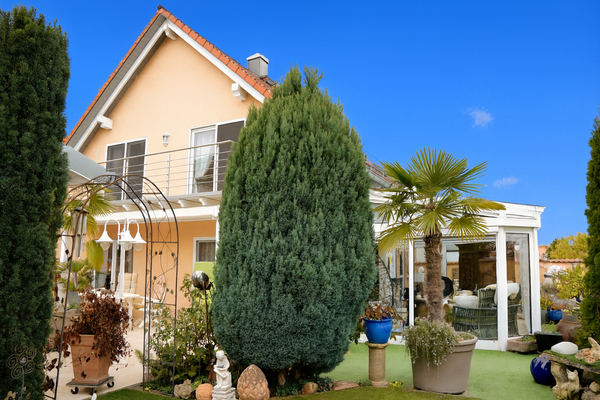 Peachfarbenes Haus mit Garten und Terrasse.png