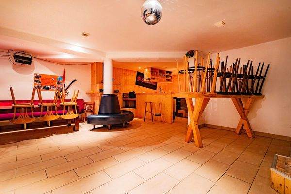 Partykeller mit Bar und Theke