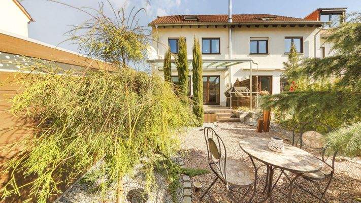 Blick vom Garten auf das Haus