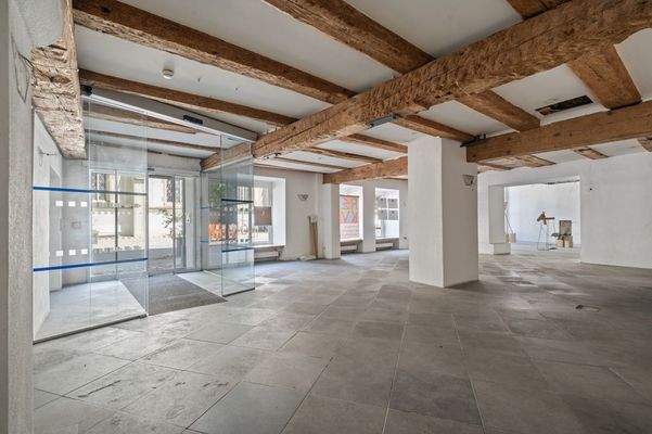 Eingangsbereich von der Herrenstraße mit mittelalterlicher Holzbalkendecke