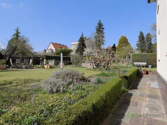 Garten mit Sitzecken am Haus