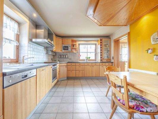 Küche mit einer hochwertigen Vollholzeinbauküche