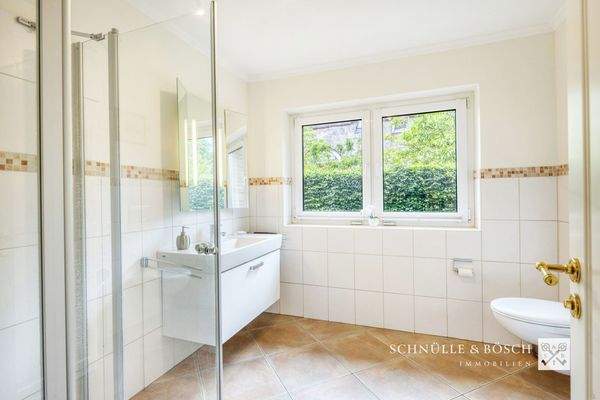 Badezimmer mit Dusche in der Einliegerwohnung