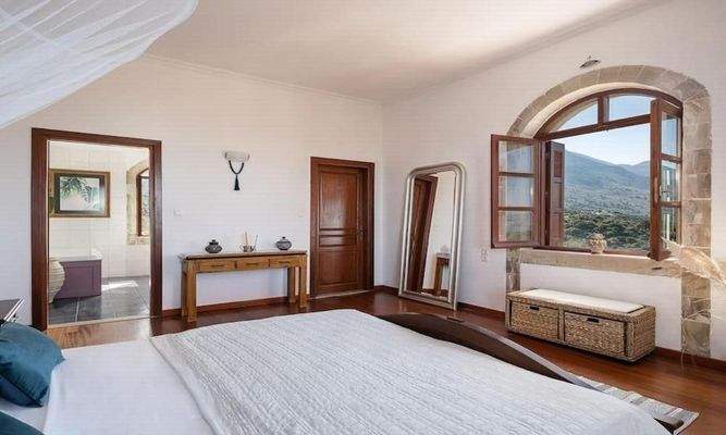 Kreta, Kournas: Luxuriöse Steinvilla mit Meer- und Bergblick