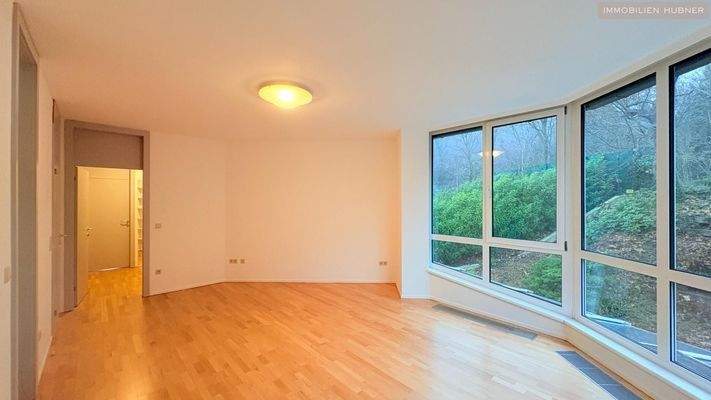 großes Schlafzimmer mit Fensterfront