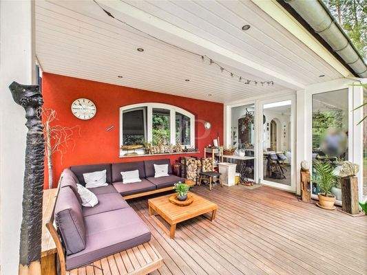 Überdachte Terrasse mit Süd-West-Ausrichtung