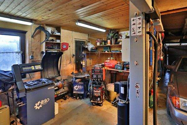 Voll ausgestattete Oldtimer-Werkstatt