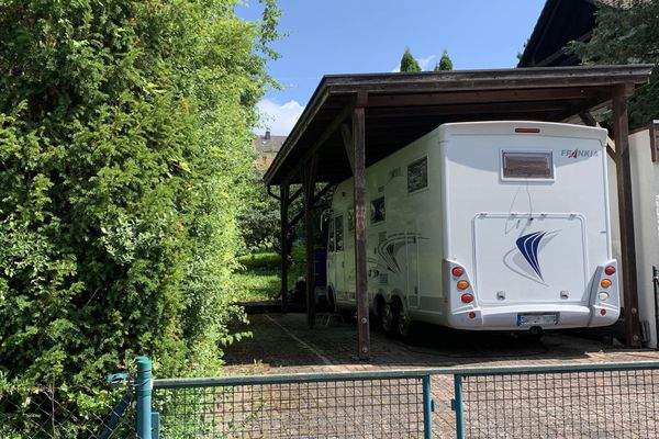 Wohnmobilcarport auf dem unteren Grundstück