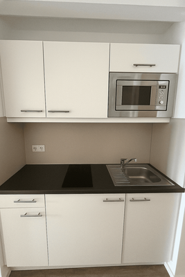 Helle Küche mit Geräten