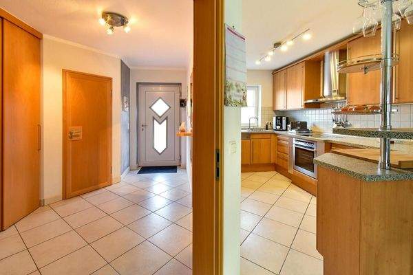 Blick in Diele und Küche