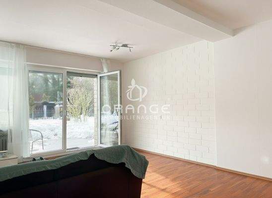 KI (rechts könnte ein Tisch mit 4 Stühlen stehen)