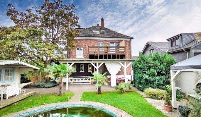 Haus von hinten mit Garten