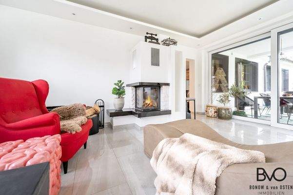 Wohnbereich mit Kamin und Terrassenbezug