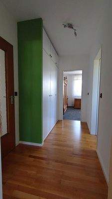 2. Flur Blick ins Kinderzimmer