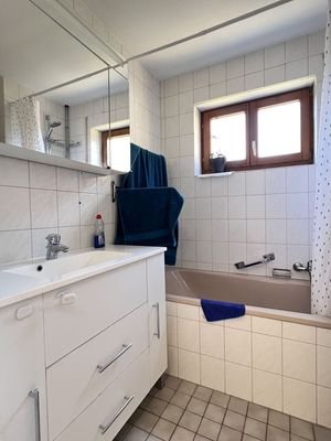 Tageslichtbad mit Duschwanne und WC