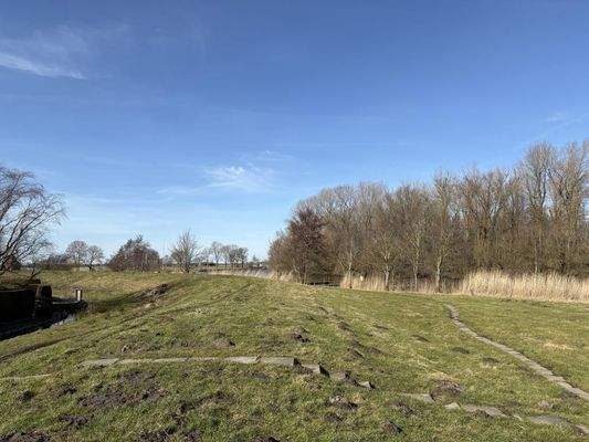 nur ein Steinwurf zum Steg