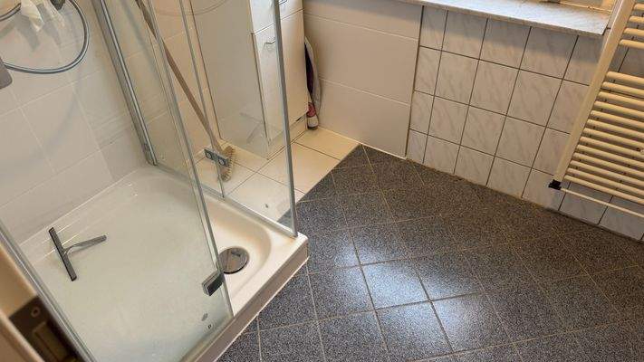 Bad mit Dusche + Fenster