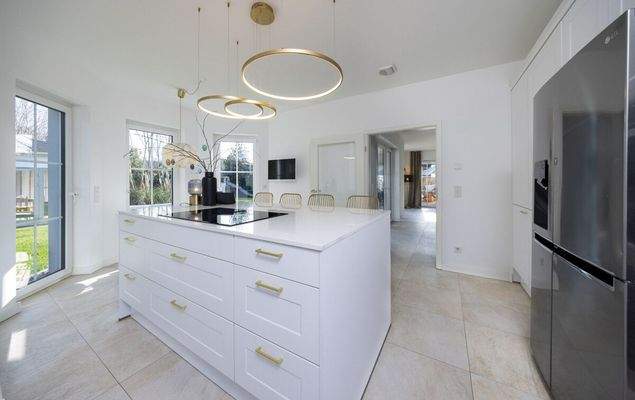 Kücheninsel mit Blick zum Wohn- und Essbereich Erdgeschoss