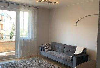 Wohnzimmer mit Balkon