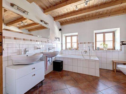 Badezimmer mit Wanne und Dusche