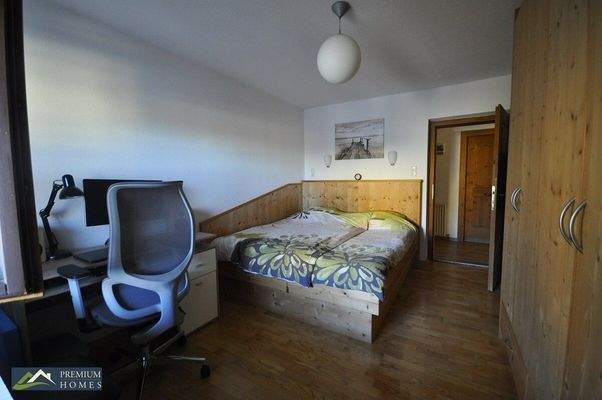 Moderne 3-Zimmer-Eigentumswohnung - Blick in das Schlafzimmer mit Schrank