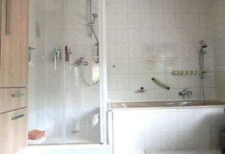 Badewanne & Dusche im Masterbad