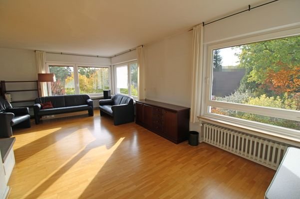 Wohn- & Esszimmer Richtung Straße