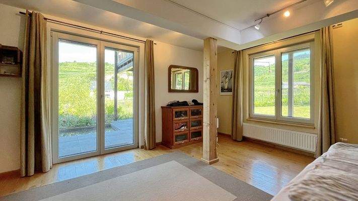 Zimmer mit Zugang zur überdachten Terrasse im Gartengeschoss