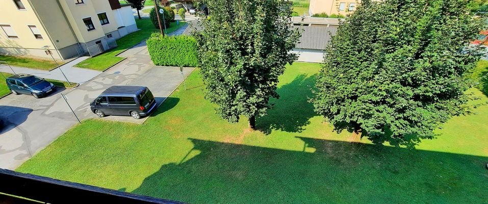 Aussicht Grünfläche und Parkplätze.jpg