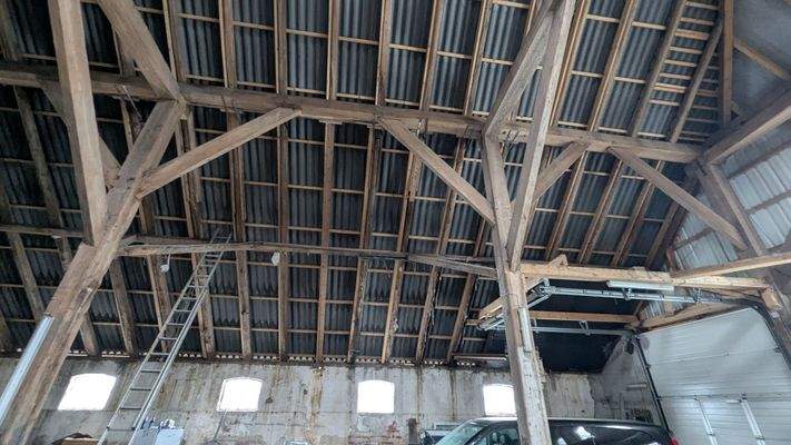 erneuertes Dach, Giebelwand und Rolltore