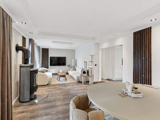 großzügiges Wohnzimmer 