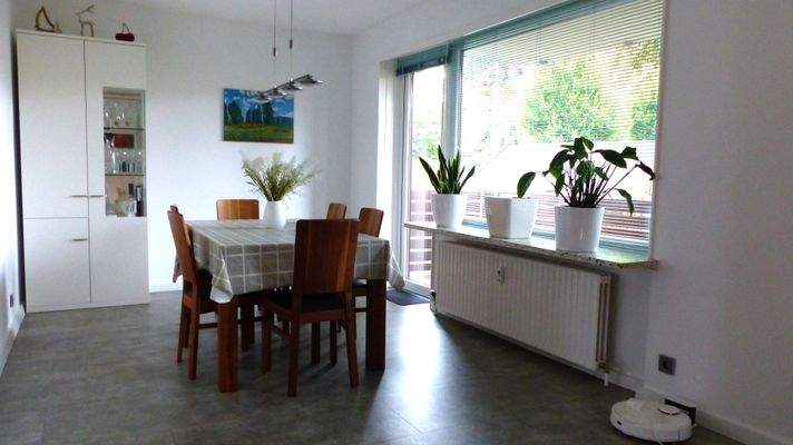 Essbereich mit Zugang zum Balkon