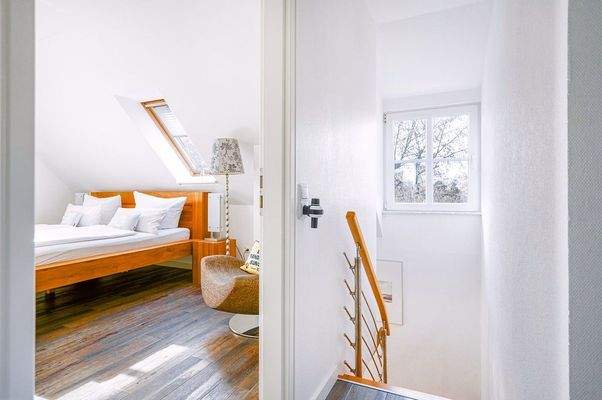 Blick vom Flur ins Treppenhaus und ins Schlafzimmer