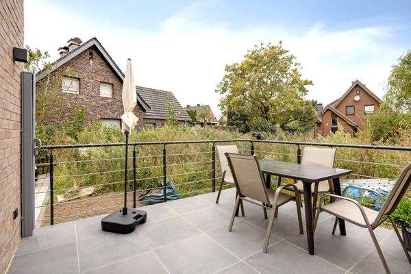 große neugestaltete Terrasse