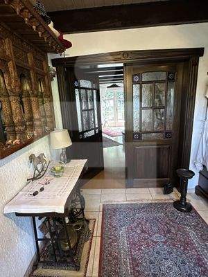 Vom Eingang über den Flur ins Wohnzimmer...