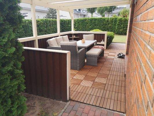 Überdachte Terrasse mit Möbeln