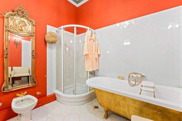 Badezimmer mit Dusche und freistehender Badewanne